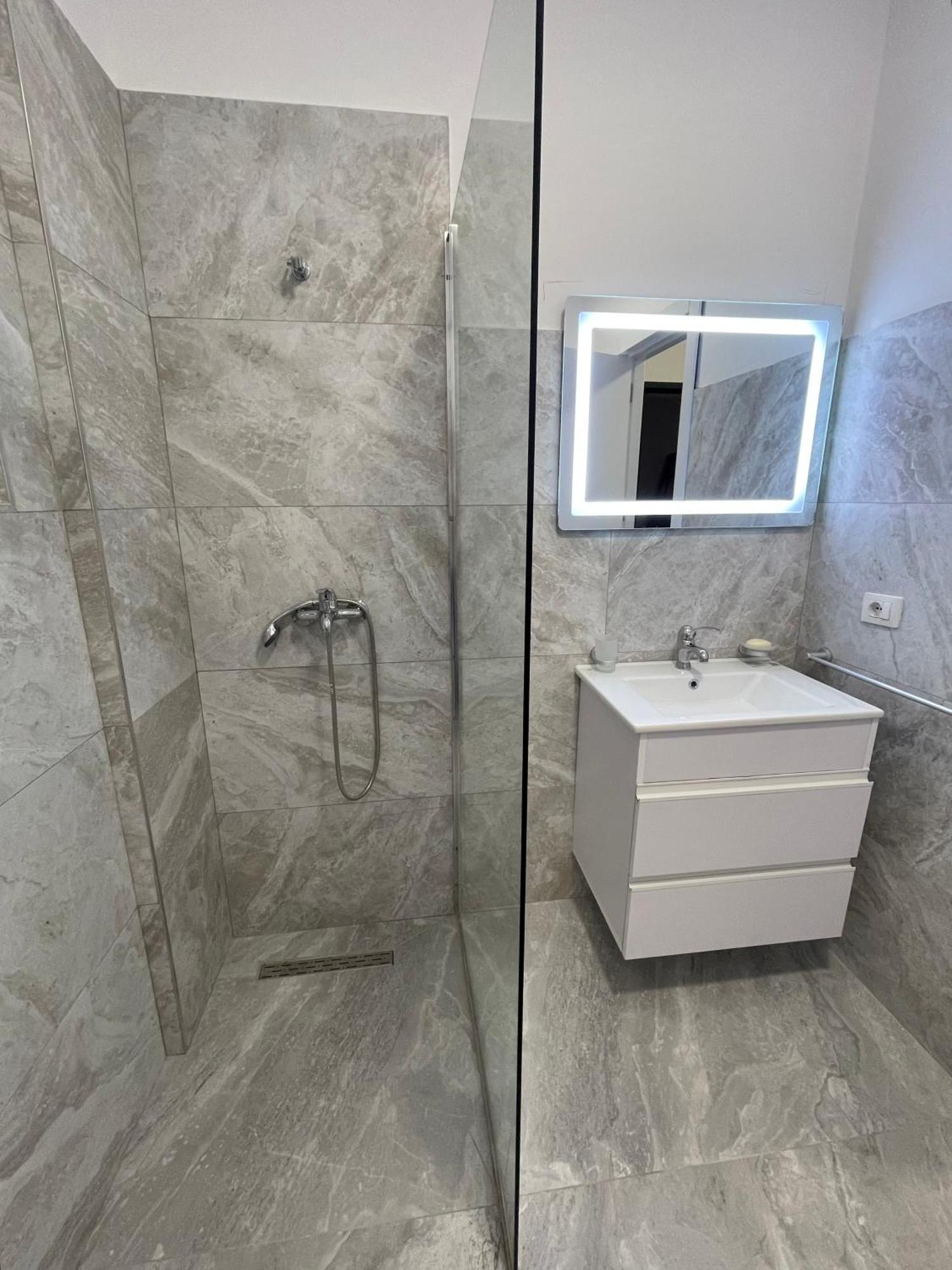 Modern Apartment In Central Vlorë 외부 사진